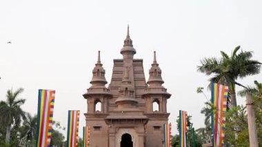 Hindistan, Varanasi yakınlarındaki Sarnath 'da, eşsiz bir Tayland mimari manastırı. Buda' nın ilk vaazını verdiği kutsal yeri simgeliyor..
