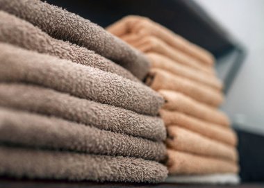 Güzellik salonunda müşteriler için hazırlanmış bir yığın temiz havlu. Kuaförün rahat atmosferi..