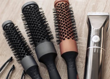 Profesyonel saç şekillendirme fırçaları, saç tokaları, kırpma makası güzellik salonunun çalışma yüzeyine serili. Şehvetli saç şekilleri oluşturmak için stilist araçları.