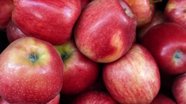 Çiftlik bahçesinden taze kırmızı elmalar süpermarket rafındaki bir sandıkta düzgünce düzenlenir. Meyveler olgun ve lezzetli görünüyor, satışa hazır. Doğal bir ürün, sağlıklı yemek ve yemek yapmak için ideal.