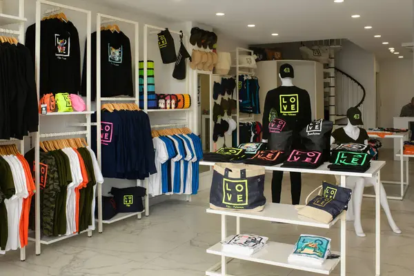 Gzira, Malta- 04.05.2025: Tişörtler, kapüşonlar, kapüşonlar ve çantalar da dahil olmak üzere renkli sokak kıyafetleriyle modern giyim mağazası.