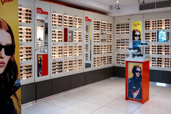 Sliema, Malta- 04.09.2025: Parlak Ray-Ban perakende gözlük mağazası çeşitli popüler markalardan güneş gözlükleri, tanıtım posterleri ve temiz, modern bir iç mimari tasarımı sergilenmektedir..