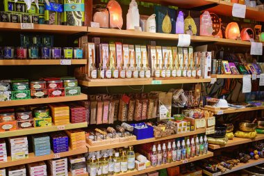 Valletta, Malta - 26 Ağustos 2025: Tütsü, temel yağlar, mumlar ve Himalaya tuz lambalarıyla dolu renkli raflar.