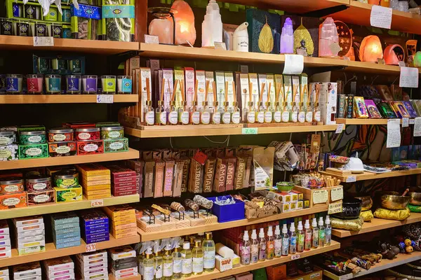 Valletta, Malta - 26 Ağustos 2025: Tütsü, temel yağlar, mumlar ve Himalaya tuz lambalarıyla dolu renkli raflar.