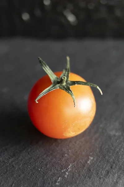 Close Tomate Cereja Vermelho Isolado Fundo Preto — Fotografia de Stock