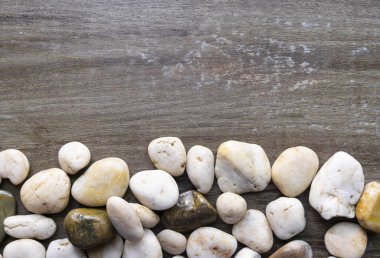 Ahşap zeminin altında doğal çakıl taşları ve fotokopi alanı. Yatay düz yatay çekim.