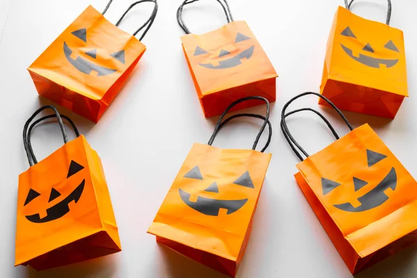 Csokit Vagy Csalunk Nyaralás Összetétele Halloween Dekorációk Tök Táskák Elszigetelt — Stock Fotó