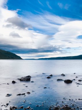 İskoçya, İskoçya 'da Loch Ness' in uzun pozlu görüntüleri.