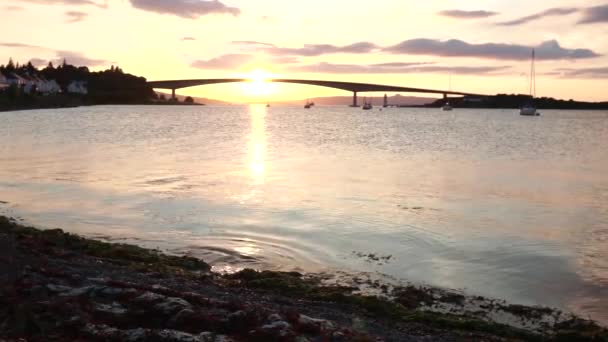 Magiczny Zachód Słońca Kyleakin Wyspie Skye Delikatne Fale Pieszczą Brzeg — Wideo stockowe