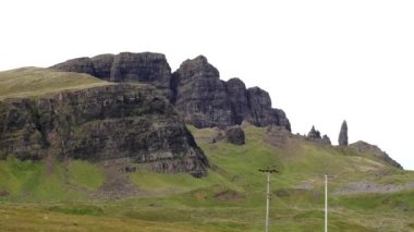Ünlü kaya oluşumunun panoramik görüntüsü The Old Man of Storr Skye Adası, İskoçya, İngiltere.