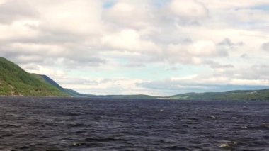 Yakın çekim görüntüsü. İskoçya, İngiltere 'deki Loch Ness' te ön navigasyon. Gizemli canavarı aramak için ünlü bir yer..