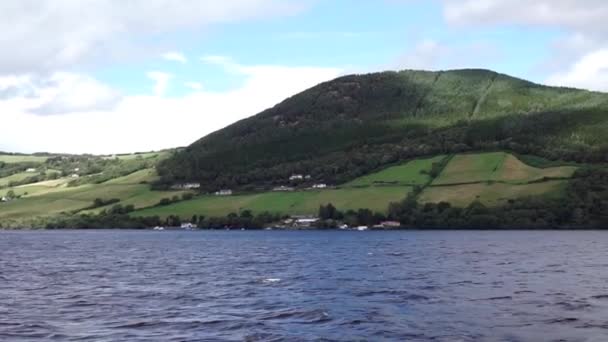 Förstapersonsvy Segling Loch Ness Skottland Med Utsikt Över Sjön Och — Stockvideo