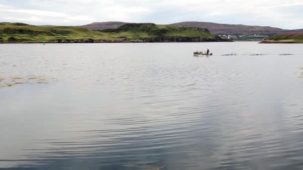 Malá Loď Nerozpoznatelnými Turisty Pluje Přes Kyleakin Bay Ostrově Skye — Stock video