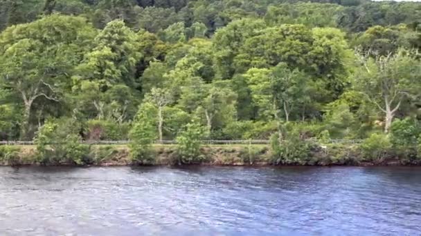 보트에서 탐색하는 Loch Ness의 수없는 차량은 도로를 통과합니다 — 비디오
