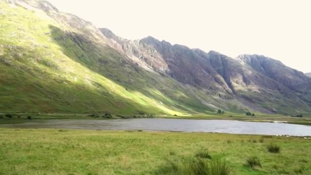 Loch Entre Colinas Día Ventoso Glencoe Valley Isla Skye Escocia — Vídeo de stock