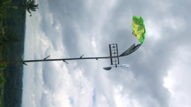 Ein Wunderschönes Vertikales Windspiel Inmitten Der Reisplantage Von Jatiluwih Bali — Stockvideo