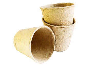 Tohum yatakları, biyolojik olarak ayrıştırılabilir fiber kaplar, ekolojik ve sürdürülebilir. Beyaz arka planda izole edilmiş. Stüdyo çekimi.