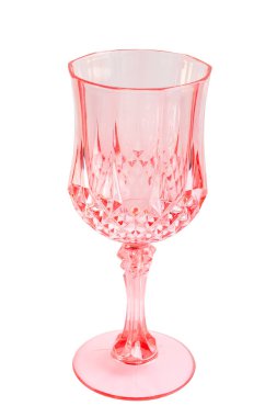 Boş pembe cam bardak. Oymalı tasarım. Beyaz arka planda izole edilmiş. Dikey.