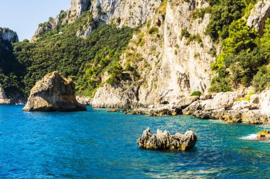 İtalya 'nın Capri adasında güzel kayalık bir uçurum. Yatay çekim.