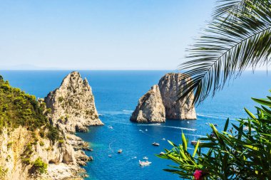 Faraglioni 'nin İtalya' nın Capri adasındaki manzarası. Yatay.