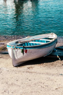 İtalya Capri Adası Limanı 'nda İtalyan bayrağı taşıyan boş bir tekne..