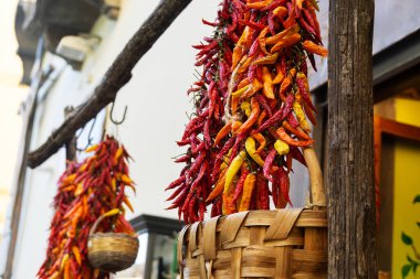 İtalyan pazarında kurutulmuş kırmızı biber asmak canlı renkler sergilemek.