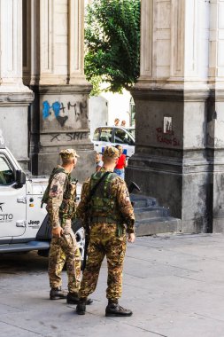 Napoli, İtalya - 13 Ağustos 2024: Kamu güvenliği ve güvenliğini sağlamak amacıyla İtalya 'nın Napoli kentinde devriye gezen iki asker
