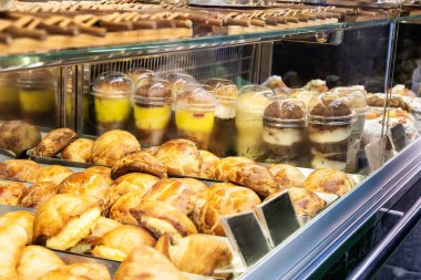 Lezzetli hamur işleri ve tatlılar Napoli, İtalya 'daki bir fırında soğutulmuş bir kutuda sergileniyor.