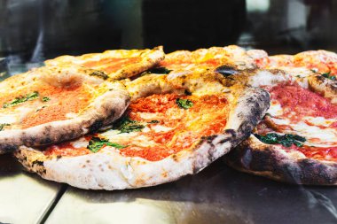 Napoli, İtalya 'da domates, mozzarella ve fesleğenli nefis Napoli pizzaları.