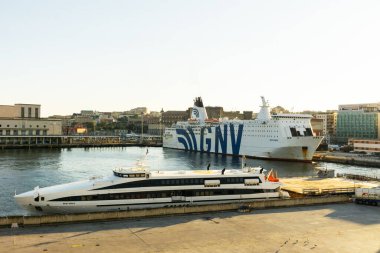 Napoli limanındaki yolcu feribotlarının manzaralı görüntüsü, arka planda şehir manzarası var.