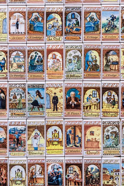 Farklı iş ve meslekleri temsil eden dekoratif buzdolabı mıknatısları koleksiyonu, İtalyan zanaatkarlığı ve kültürünün sergilenmesi