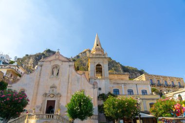 Santa Maria Assunta Kilisesi Sicilya, İtalya 'da Taormina manzaralı, barok görünüşlü ve çan kulesiyle