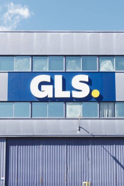 Barselona, İspanya - 21 Nisan 2025: GLS binası, logo markası.