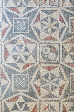 Agrigento, Sicilya, İtalya 'da antik Roma mozaik zeminini süsleyen geometrik desenler, yaş ve giysi izleri gösteriyor.