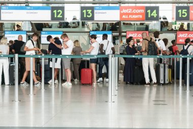 Sicilya, İtalya - 17 Ağustos 2024: Bavullarla kuyrukta bekleyen gezginler, Catania havaalanı kayıt alanına uçuş hazırlıkları yapıyorlar