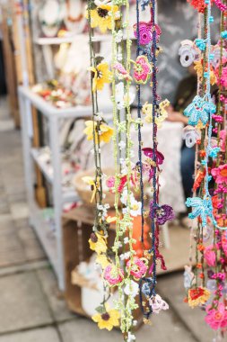Karmaşık çiçek desenli canlı el yapımı kolyeler, el yapımı eşsiz mücevherler sergileniyor.