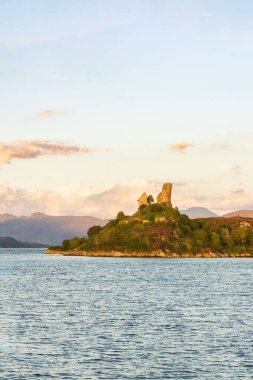 Şato 'nun huzurlu günbatımı manzarası. Sinir harabeleri, Kyleakin, Skye Adası, İskoçya..