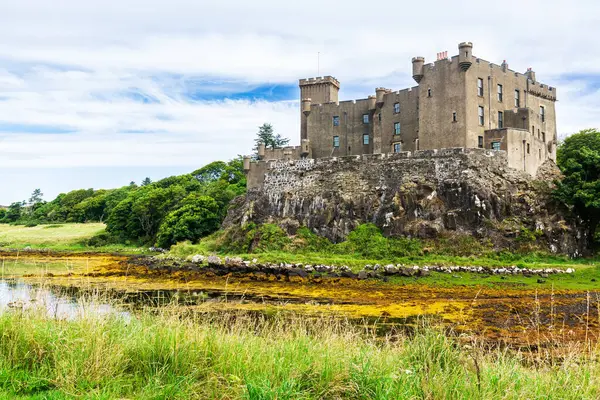 İskoçya 'nın Skye Adası' ndaki bir uçurumun kenarında yükselen Dunvegan Şatosu manzarası.