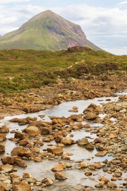 İskoçya 'nın Skye Adası' ndaki dağların yakınından akan nehir güzel bir manzara yaratır.