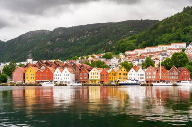 Bergen Bryggen rıhtımındaki renkli Hanseatik evleri Norveç 'in sakin liman suyuna yansıyor..