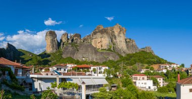 Kasaba tarafından Yunan Meteora manzarası