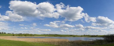 Warmia 'daki gölün panoramik manzarası