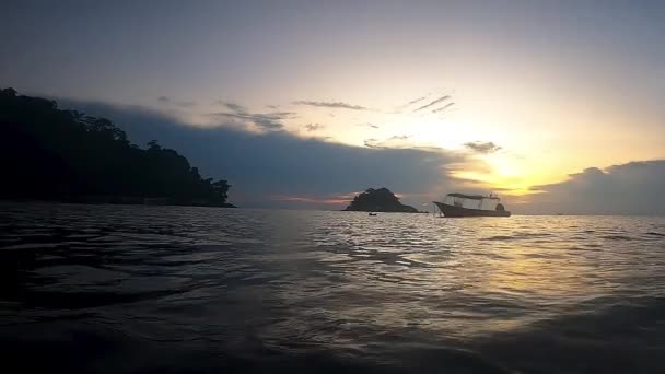 Jeruk Matahari Terbenam Atas Laut Matahari Gelombang Dan Langit Matahari — Stok Video