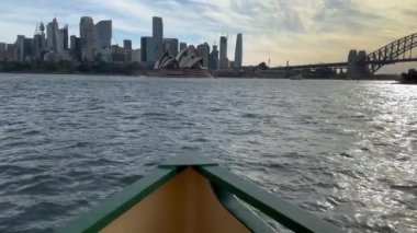 4k 60 fps yavaş çekim bir feribotun önü ile Sydney şehrinin ufuk çizgisine doğru gidiyor. .