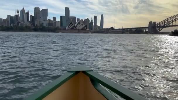 Fpsのスローモーションシドニーのスカイラインに向かうフェリーの前で撮影 — ストック動画