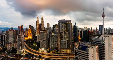 Kuala Lumper 'ın günbatımında gökyüzü görüntüsü