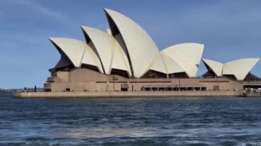 Sydney, Avustralya - 30 Ekim 2022: 4k 60 fps yavaş çekim sineması Sydney Opera Binası 'nın B-roll çekimini kuruyor