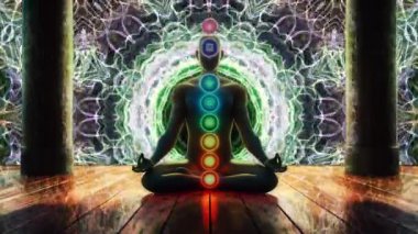 Refah, yoga ve ruhani temalarda tasarım için meditasyon ve maneviyat kavramı. Görünür çakraları olan bir meditasyon figürünün canlandırılmış videosu tahta zeminde gerçeküstü bir arka planda..