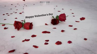 Sevgililer Günü kartının etrafında düşen gül yapraklarını gösteren romantik bir video. İçinde güller, aşk temalı içerik veya kutlama için mükemmel..