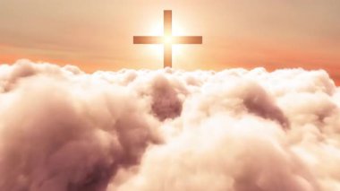 Pürüzsüz 4K animasyonu bulutların arasından parlayan bir haça ve dönen güneşe doğru uçuyor, ruhani veya dini görseller için mükemmel..